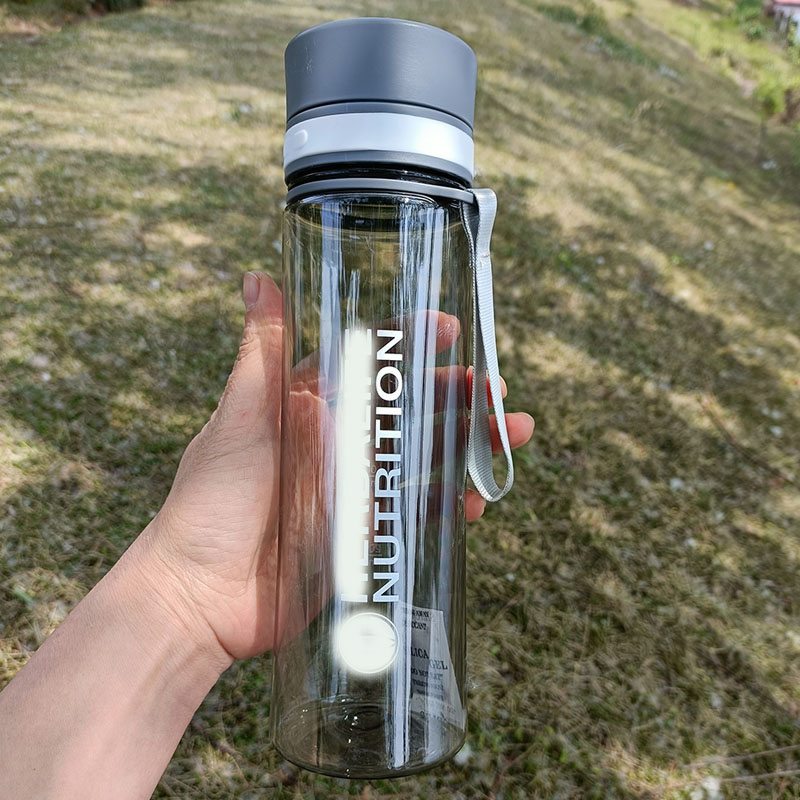 スポーツハイキングとフィットネス用のウォーターボトル,直接飲 - Nutrition For Fitness And Sports のレビューと価格